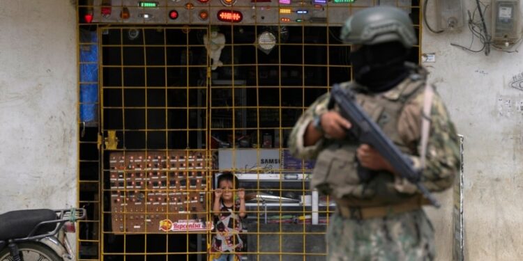 El gobierno de Ecuador ofrece la construcción de cárceles de alta seguridad para delincuentes y así lograr restaurar la paz en el país.