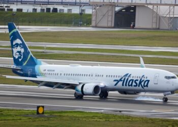 Avión de Boeing que sufrió emergencia en vuelo estaba bajo limitaciones por una luz de aviso