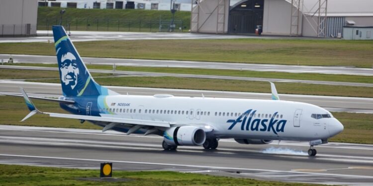 Avión de Boeing que sufrió emergencia en vuelo estaba bajo limitaciones por una luz de aviso
