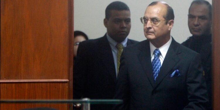 Perú: Exasesor de expresidente Fujimori recibe condena de 19 años por matanza de campesinos