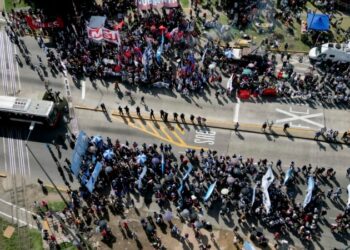 Gobierno argentino descontará el día a empleados estatales que se sumen al paro del 24 de enero