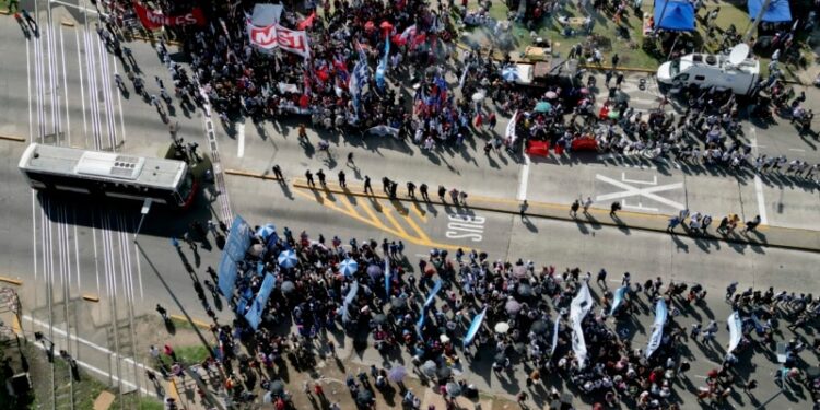 Gobierno argentino descontará el día a empleados estatales que se sumen al paro del 24 de enero