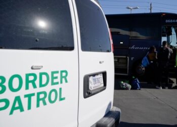 Más migrantes se entregan en la frontera sur de EEUU