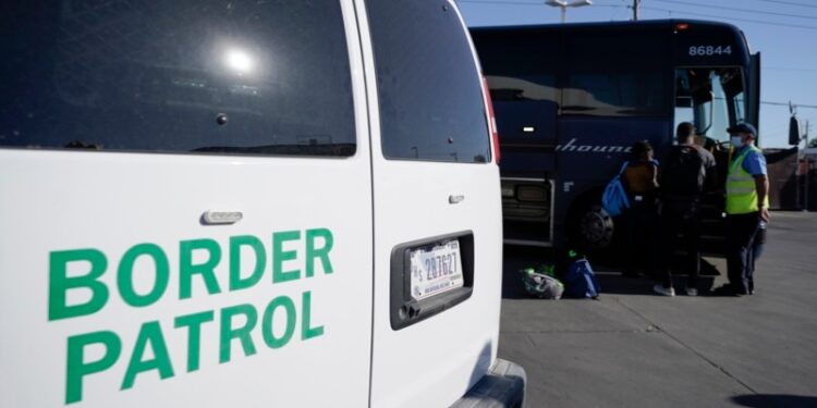 Más migrantes se entregan en la frontera sur de EEUU