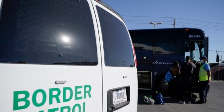 El Departamento de Justicia federal demandó a Texas por una nueva ley estatal anti inmigrante.