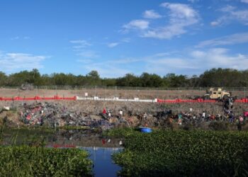 Texas erige una nueva barrera fronteriza en plena disputa con el gobierno de Biden