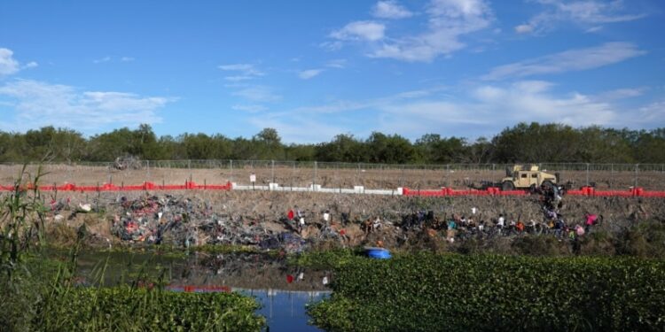 Texas erige una nueva barrera fronteriza en plena disputa con el gobierno de Biden