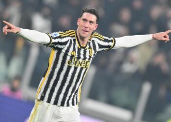 Vlahovic se exhibió para mantener a la “Juve” en la pelea