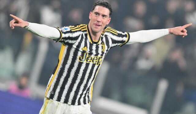 Vlahovic se exhibió para mantener a la “Juve” en la pelea