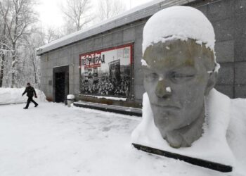 Comunistas rusos conmemoran centenario de la muerte de Lenin y depositan flores en su mausoleo