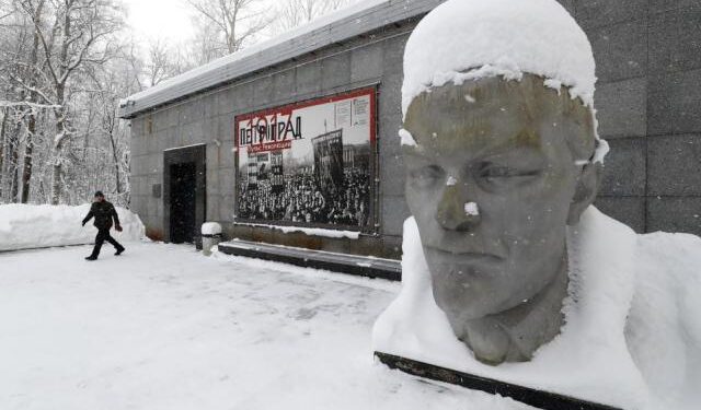 Comunistas rusos conmemoran centenario de la muerte de Lenin y depositan flores en su mausoleo
