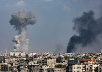 Israel ataca Franja de Gaza; Ministerio de Salud de Gaza dice que número de muertos supera los 24.100