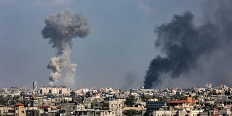 Israel ataca Franja de Gaza; Ministerio de Salud de Gaza dice que número de muertos supera los 24.100