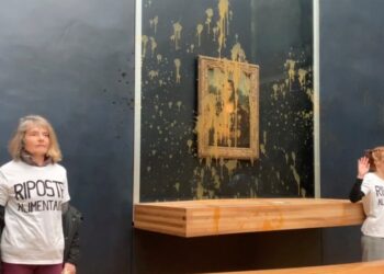 Activistas contra el cambio climático tiran sopa a la «Mona Lisa» en el Louvre de París