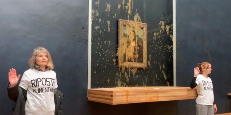 Activistas contra el cambio climático tiran sopa a la «Mona Lisa» en el Louvre de París