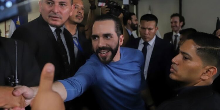 Bukele lleva su campaña para la reelección más allá de las fronteras de El Salvador