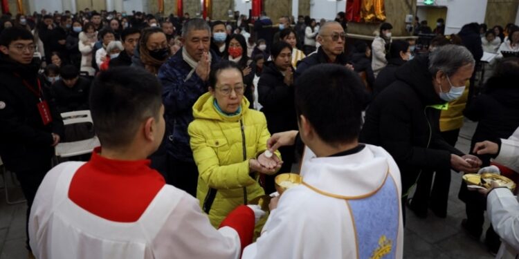 Alto funcionario del Vaticano dice se debe «pensar seriamente» en permitir matrimonio de sacerdotes