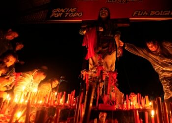 Argentinos le piden al santo Gauchito Gil ayuda y fuerza para sobrevivir a la inflación galopante