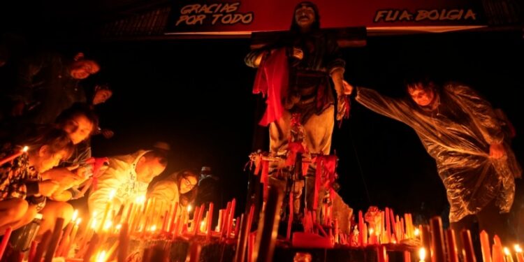 Argentinos le piden al santo Gauchito Gil ayuda y fuerza para sobrevivir a la inflación galopante