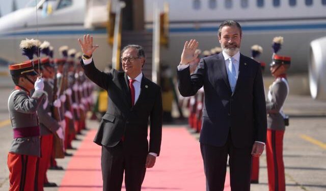 Petro se reunió con Arévalo y mostró su inquietud por el retraso en la posesión