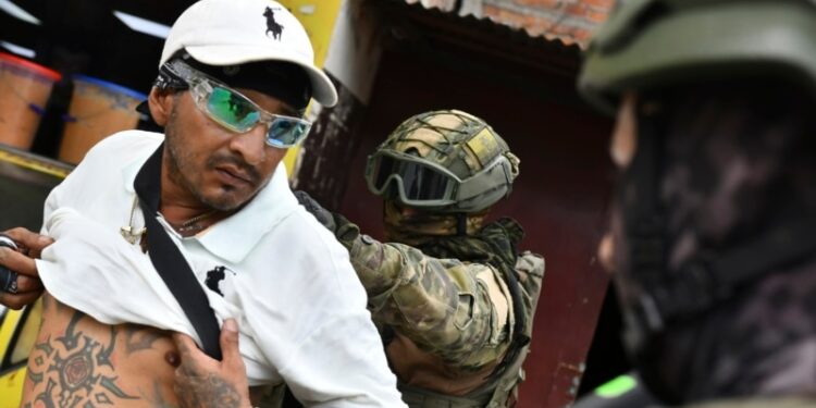 Retenidos en cárceles de Ecuador se elevan a 178 en una nueva jornada en vilo por la violencia