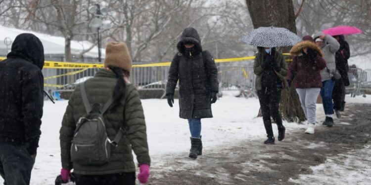 Migrantes pasan frío en y frente a Nueva York