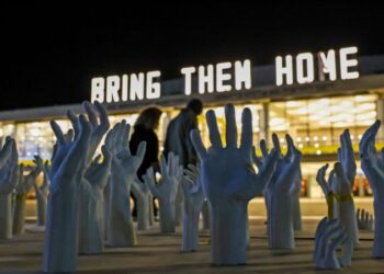 Funcionario de DDHH de la ONU dice que detenidos en Gaza son humillados y vestidos con pañales