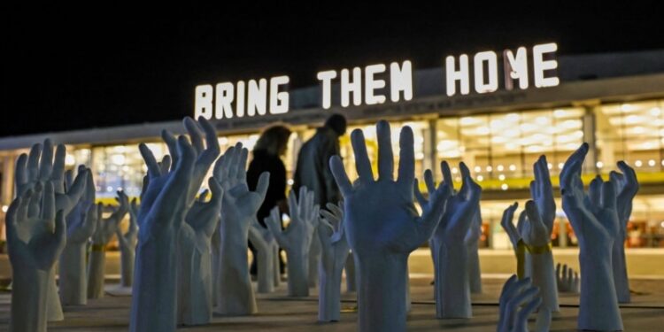 Funcionario de DDHH de la ONU dice que detenidos en Gaza son humillados y vestidos con pañales