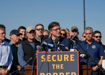 Congresistas republicanos visitan la frontera sur de EEUU en Eagle Pass, Texas.