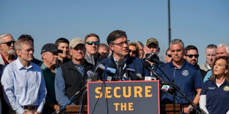 Congresistas republicanos visitan la frontera sur de EEUU en Eagle Pass, Texas.