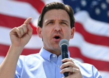 La drástica ley de DeSantis que afectaría a los sindicatos de maestros e impactaría en la educación en Florida