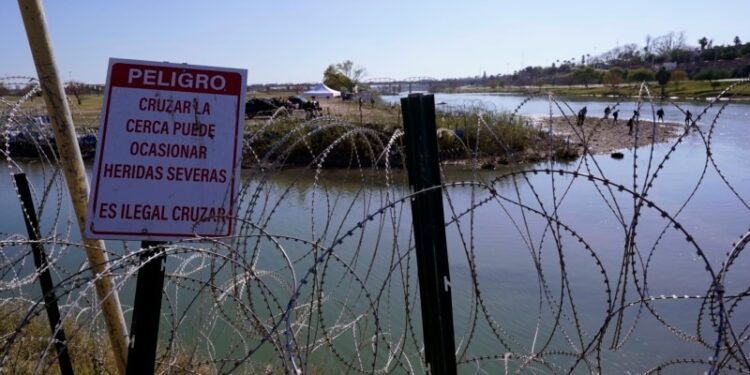 EEUU registra menos cruces ilegales en la frontera tras un incremento de los controles en México