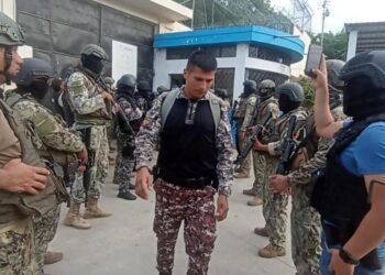 Más de 40 funcionarios retenidos por presos fueron liberados en Ecuador