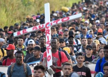 Enorme cantidad de migrantes pone de relieve crisis fronteriza