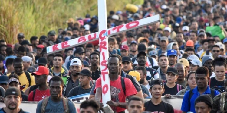 Enorme cantidad de migrantes pone de relieve crisis fronteriza