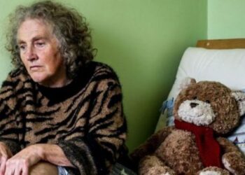 Las desgarradoras IMÁGENES que revelan la agonía de perder poco a poco a tu madre por demencia