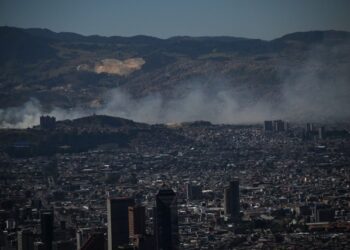 Incendios en Bogotá: el humo afecta el aeropuerto y obliga a cancelar clases
