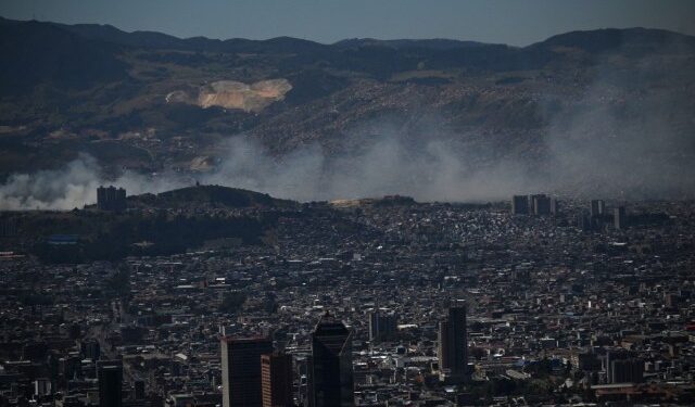 Incendios en Bogotá: el humo afecta el aeropuerto y obliga a cancelar clases