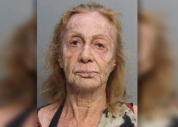 ¿Celos?, intentó matar a su esposo en Miami tras recibir postal de su ex… ¡de hace 60 años!