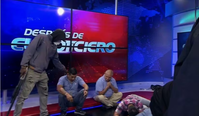 Canal de TV asaltado por criminales armados reanudó su transmisión en Ecuador (VIDEO)
