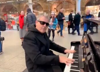 Transmitía en vivo mientras tocaba el piano en Londres y empleados de la televisión china quisieron censurarlo: No nos puedes filmar (Video)