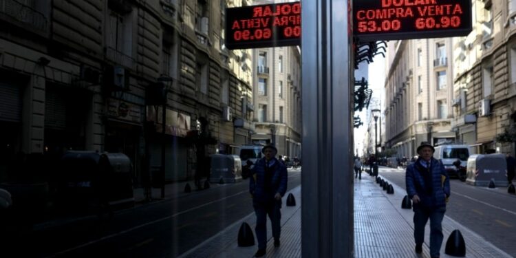 Argentina busca reflotar programa de refinanciación con FMI tras incumplimientos de 2023