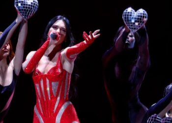 Dua Lipa, enamoradísima: besos, risas y mimos con Callum Turner, su nuevo novio