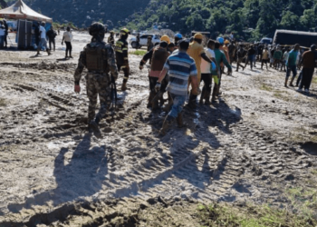 “De aquí no me muevo”: Duro relato de un hombre que sigue en la búsqueda de sus familiares tras derrumbe en Chocó