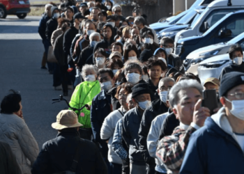 Largas filas para conseguir agua y comida tras el devastador terremoto en Japón