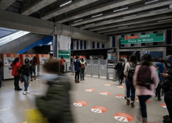Chile reabre emblemática estación del metro cerrada desde el estallido social de 2019