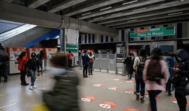 Chile reabre emblemática estación del metro cerrada desde el estallido social de 2019
