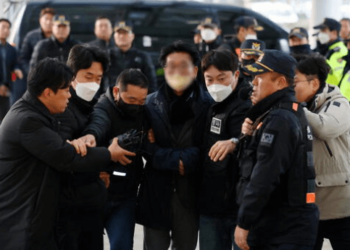 Hombre que apuñaló a político surcoreano en el cuello quería “evitar que fuera presidente”