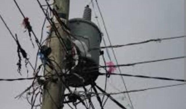 Vecinos en Maracaibo se quedaron sin luz tras incendiarse un transformador (VIDEO)