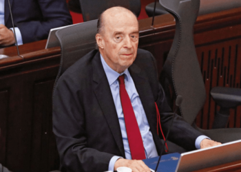 Canciller colombiano Álvaro Leyva, suspendido de su cargo por tres meses (Detalles)